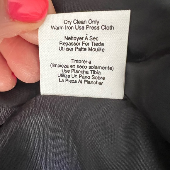 DKNY ESSENTIALS SZ 8 BLACK ONE BUTTON BLAZER VELVET COLOR AND WRISTS VIN… - Picture 9 of 10